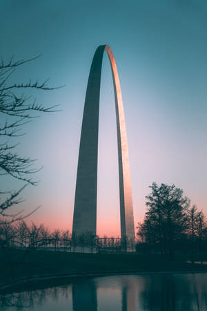 Betowerende Uitsig van die St. Louis-boog teen Sondergang — Oranje estetiese GIF Muurpapier