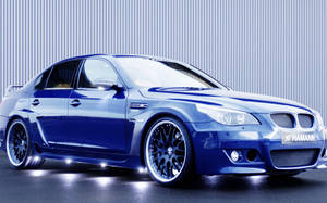 Suiwer blou Hamann BMW-motor op blou agtergrond