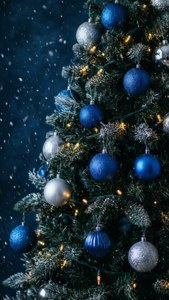 'n Donkerblou Kersboom met ligte en sneeu in 'n stemmige wintertoneel. — Donkerblou estetiese GIF Muurpapier