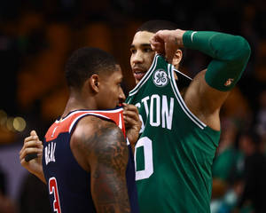 Bradley Beal se botsing met Boston se Jayson-agtergrond — 5:4 Muurpapier