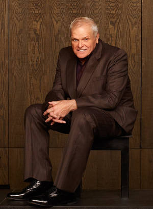Brian Dennehy Bruin Estetiese Pak Houtagtergrond — Estetiese bruin Muurpapier