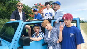 BTS Groepsfoto in Saipan-agtergrond — Bts groep foto GIF Muurpapier