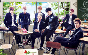 BTS Groepsfoto in Klaskamer agtergrond — Bts groep foto GIF Muurpapier
