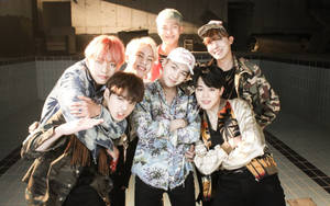 BTS Groepsfoto in Fire MV-agtergrond — Bts groep foto GIF Muurpapier