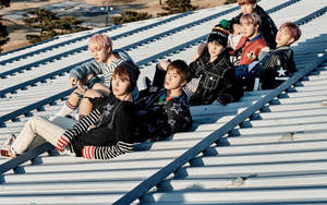 BTS Groepsfoto Lentedag agtergrond — Bts groep foto GIF Muurpapier