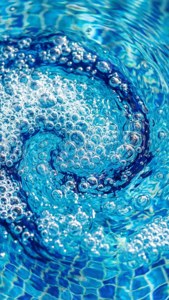 'n Makro-abstrak van wervelende chloorkleure in swembadwater