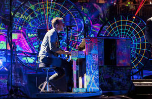 Chris Martin Mylo Xyloto-agtergrond — Dowwe Muurpapier