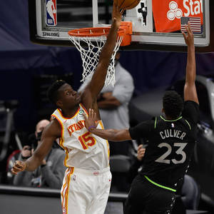 Clint Capela keer Jerrett Culver agtergrond — Motorola Razr 2026 Muurpapier