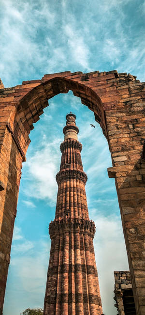 Delhi Qutub Minar boog muurpapier — iPhone 17e Muurpapier