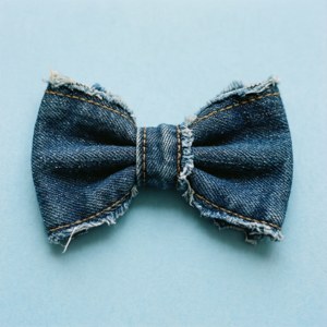 Gemaklike denim haarstrik met stikwerk en gerafelde rante. — Tecno Phantom V Flip2 Muurpapier