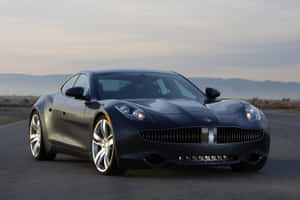 Die Fisker Karma, 'n luukse elektriese voertuig op 'n skilderagtige kusrit. — MacBook Pro Muurpapier