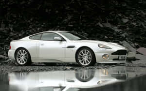 Die Luukse en Kragtige Aston Martin Vanquish — MacBook Pro 13 Muurpapier