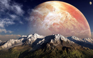 Groot oranje maan op rotsagtige berge met wit piek. Nabyfoto van die maan.