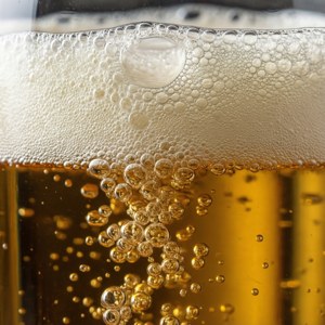 Makroskoot van Diekirch-bierskuim en borrels. — Pixel Watch 4 Muurpapier