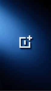 Minimalistiese OnePlus-logo gesentreer op 'n donkerblou gradiënt.