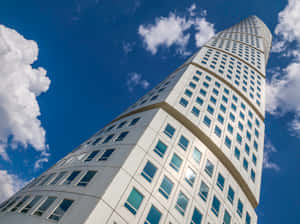 Dramatiese Skyline-uitsig van die Turning Torso, Swede se Hoogste Gebou — Blou lug Muurpapier