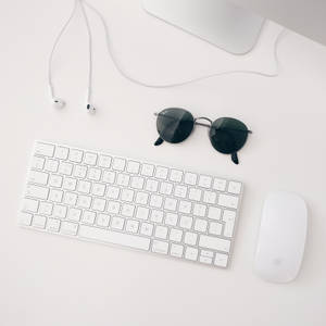Minimalistiese muurpapier van wit Apple MAC-opstelling bestaande uit iMAC, draadlose sleutelbord, magic muis en oortelefoon. — Skoon Muurpapier