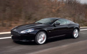 Elegante Aston Martin DB9 op 'n oop pad — MacBook Pro 13 Muurpapier