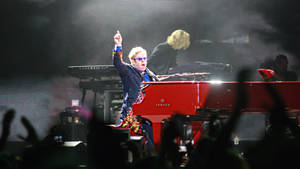 Elton John rooi klavier konsert agtergrond — Pro Display XDR Muurpapier