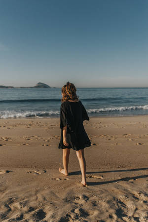 Estetiese Strandvrou Op Die Oewer — Estetiese strand Muurpapier