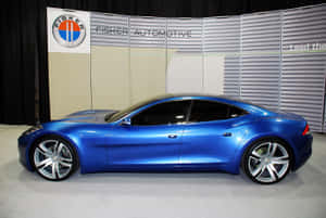 Fisker Karma elektriese voertuig wat op oop pad ry — Surface Pro Muurpapier