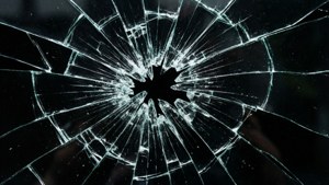 Gebreekte glaspatroon op swart agtergrond, randige estetika.