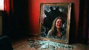 Gebreekte spieël wat 'n emosionele huilende persoon weerkaats. — Emo estetiek GIF Muurpapier