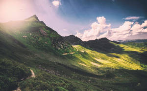 Groen berg met skoon landskap en wit wolke, panorama-effek.