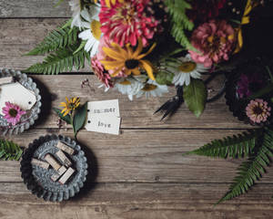 Somer liefde etiket op tafel met verskillende kleurvolle blomme.