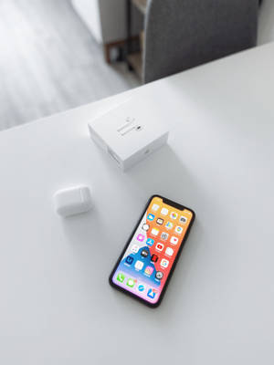 Glad en Stylvol iPhone 11 in Aksie — iPhone 14 Muurpapier