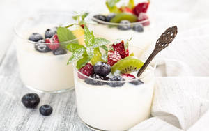 Glas Melk met Bessies-agtergrond — Versadig Muurpapier