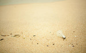 Gloeilamp oor Sand — Beige bruin estetiese GIF Muurpapier