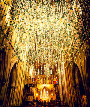 Goue St. Patrick's-katedraal Ierland agtergrond — Galaxy Z Vou Muurpapier