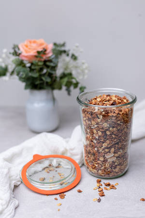 Granola en Pienk Roosblom — Roosblom Muurpapier