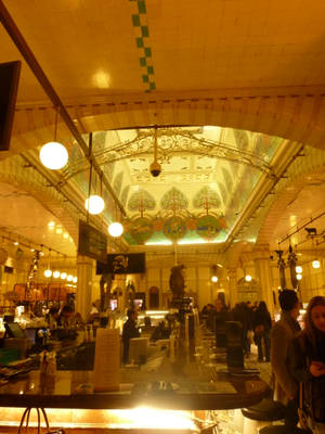 Harrods Mense wat Inkopies Doen — Geel esteties Muurpapier