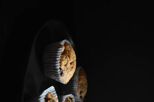Muffins in swart agtergrond agtergrond — Battery Saving Muurpapier