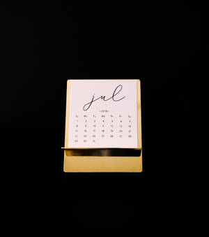 Julie 2018 kalender in notaboek met goue metaalraam muurpapier — Galaxy Z Vou 6 Muurpapier