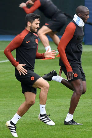 Ilkay Gundogan-oefensessie Vollyf — Huawei MatePad Air (2026) Muurpapier