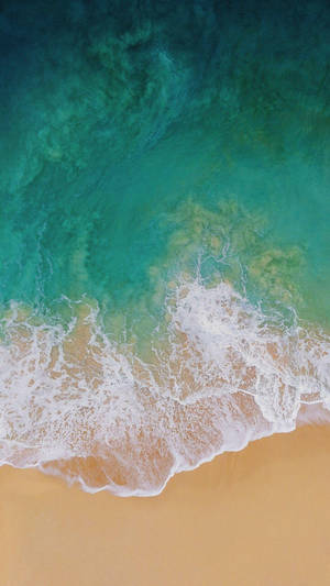 iPad Pro Lugfoto van Golwe op die Strand