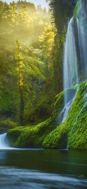 IPhone 13 Pro Max waterval-agtergrond — Waterval Muurpapier
