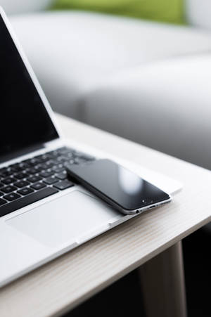 iPhone-buro met MacBook — Xiaomi Pad 8 Muurpapier