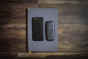 IPhone En Nokia 3310 — Nokia Muurpapier