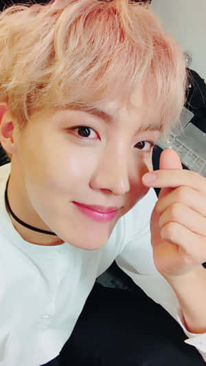 J-hope BTS Vingerhart — Bts Muurpapier