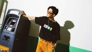 J-Hope wat by 'n OTM poseer — Bts Muurpapier