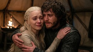 Jon Snow en Daenerys Targaryen deel 'n emosionele oomblik