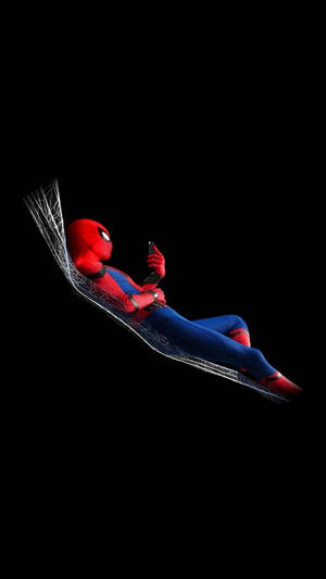 Spiderman wat op sy spinnerak rus in 'n swart agtergrond.