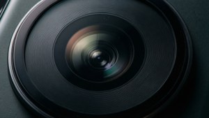 'n Gedetailleerde makro-agtergrond van Pixel 8-kameralense.