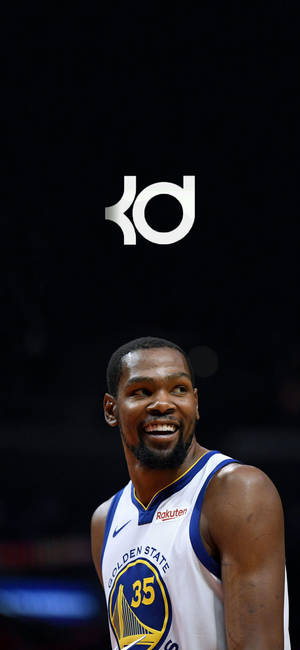 Kevin Durant glimlag en logo agtergrond — iPhone 17 Pro Max Muurpapier