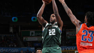 Khris Middleton Skietposisie-agtergrond — Dowwe Muurpapier