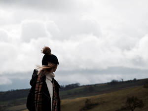 Burberry serp op vrou in veld agtergrond